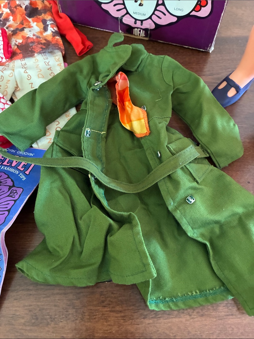 Vintage Movin’ Groovin’ Velvet Doll + outfits, boots, shoes, box, brochure - Picture 11 of 12